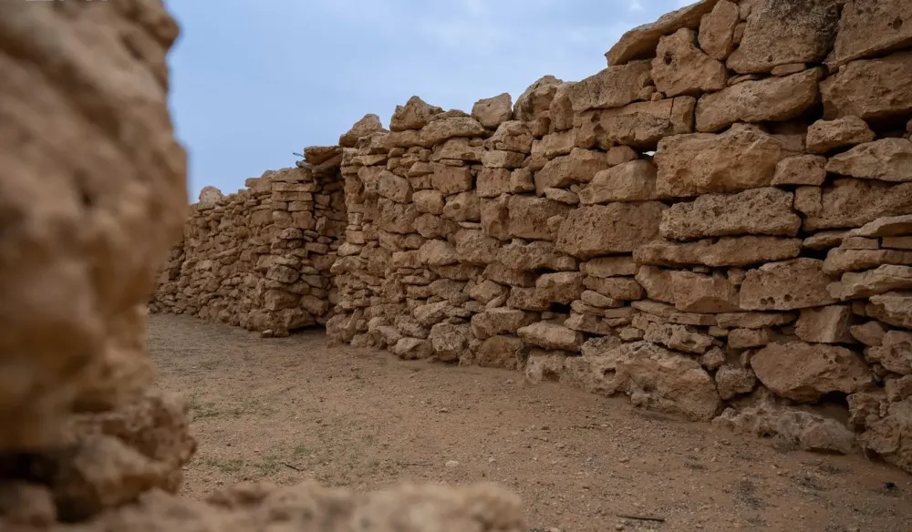 البيوت الحجرية.. شواهد معمارية توثق تاريخ الإنسان وتفاصيل الحياة البدوية