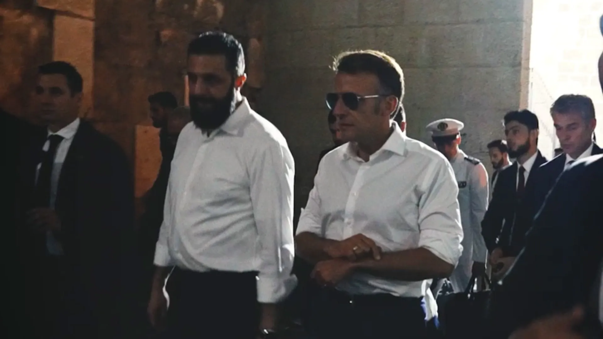 بعيدا عن الرسميات.. ماكرون ينشر فيديو مع أحمد الشرع بقمصان مطوية الاكمام بجولة في دمشق