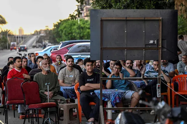 مصر: المقاهي الشعبية ملاذ «البسطاء» لتشجيع «الفراعنة» بعد الفجر