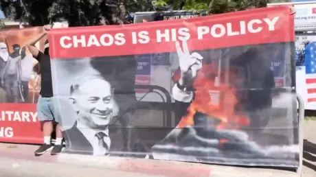 خدعكم بشأن غزة وإيران.. وقفة أمام مقر إقامة السفير الأمريكي في القدس تدعو ترامب للكف عن دعم نتنياهو