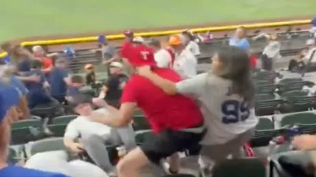 لقطات صادمة من المدرجات الأمريكية توثق معركة جماهيرية عنيفة خلال مباراة "يانكيز" و"رينجرز"(فيديوهات)