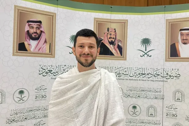 أحدهما أسره الأذان طفلاً والآخر وجد ضالته في القرآن... حكاية حاجَّين جمعتهما التلبية