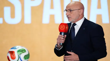 دي لا فوينتي يبرر استبعاد لاعبي ريال مدريد من قائمة إسبانيا لكأس العالم واختيار 8 من برشلونة