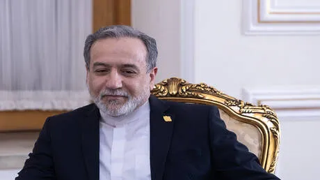 وزير الخارجية الإيراني يزور سلطنة عُمان لبحث تطورات مضيق هرمز