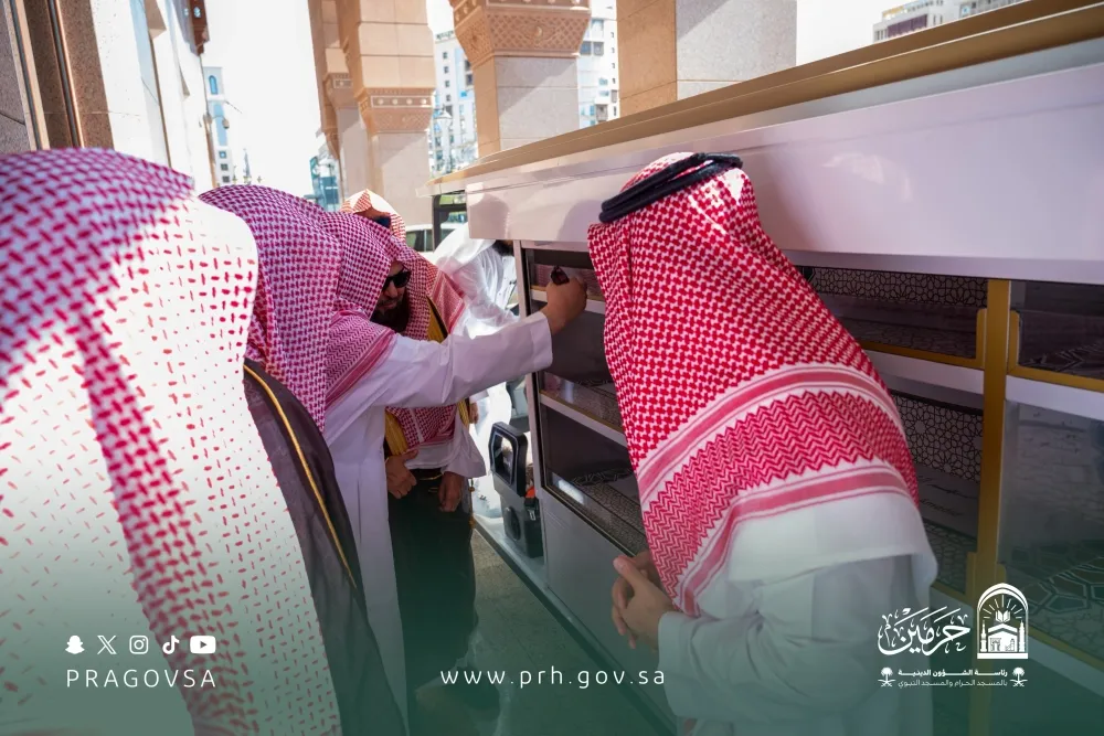 مركز خدمات دينية متنقل يعزز الإرشاد الميداني لزوار المسجد النبوي