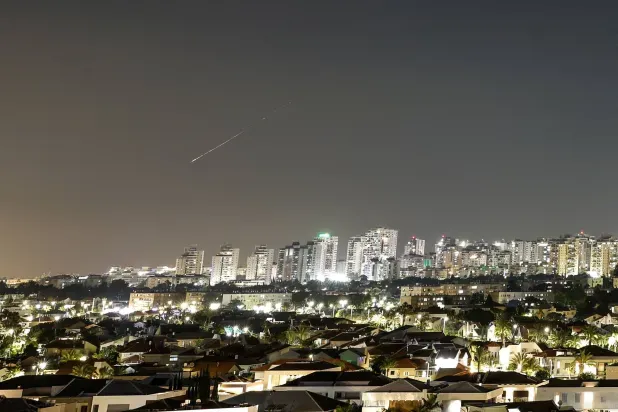 الجيش الإسرائيلي يقصف أهدافاً في إيران ويرصد صاروخاً أُطلق من اليمن