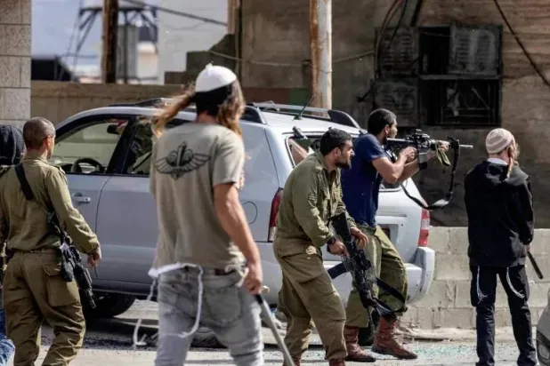 الجيش الإسرائيلي يمنع مستوطناً من دخول الضفة الغربية بعد اعتدائه على فلسطيني