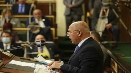 تصريح لوزير النقل بشأن قروض وزارته يشعل جدلا واسعا في مصر