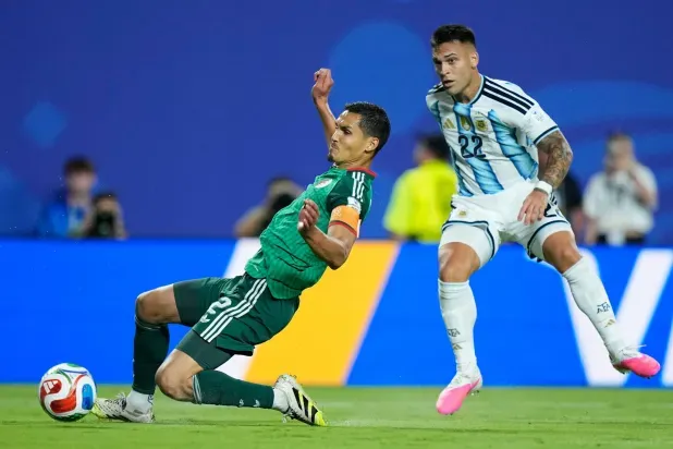 ليفانتي الإسباني يضم الدولي الجزائري ماندي حتى 2028