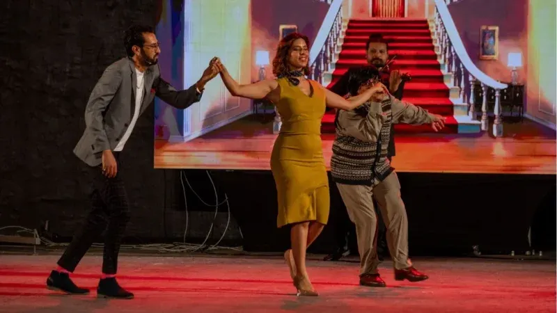 'إقامة شهيرة'.. حين يتحول الضحك إلى اللعبة سلطة والحب مسرحا للمناورة
