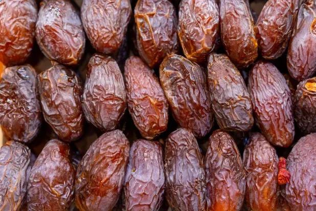 للطاقة والهضم والتمرين... هل تأكل التمر في الوقت المناسب؟