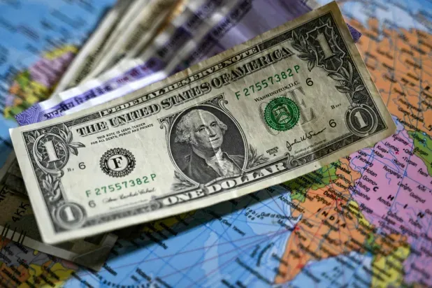 الدولار قرب أدنى مستوياته في أسبوعين مع تراجع رهان الفائدة