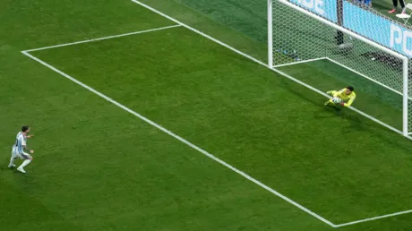 مصطفى شوبير يحبط ميسي ويضاعف رقمه القياسي السلبي في كأس العالم