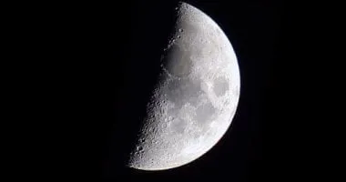 الليلة القمر فى طور التربيع الأول ونصف قرصة يظهر مضاءً فى مشهد بديع