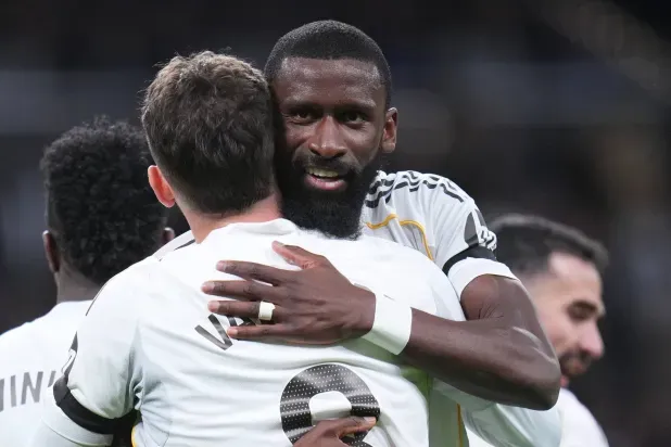 ريال مدريد يمدد عقد مدافعه روديغر موسماً إضافياً