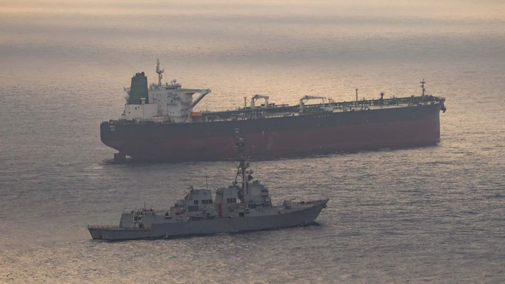 إيران.. صورة ما فعلته مدمرة أمريكية مع سفينة إيرانية قرب مضيق هرمز