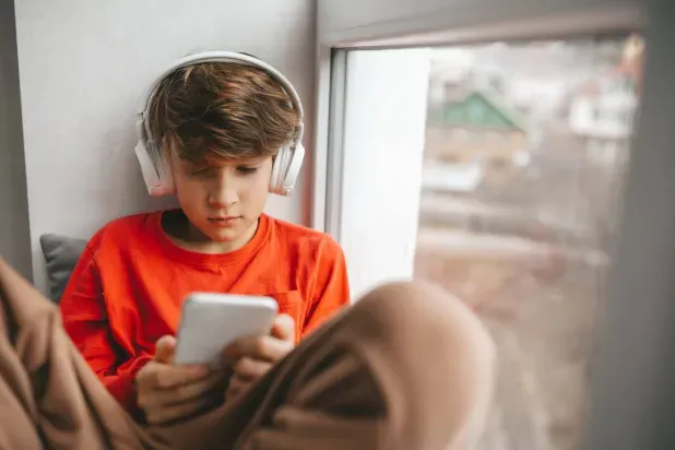 متى يكون استخدام المراهقين للشاشات مفيداً ومتى يكون ضاراً؟