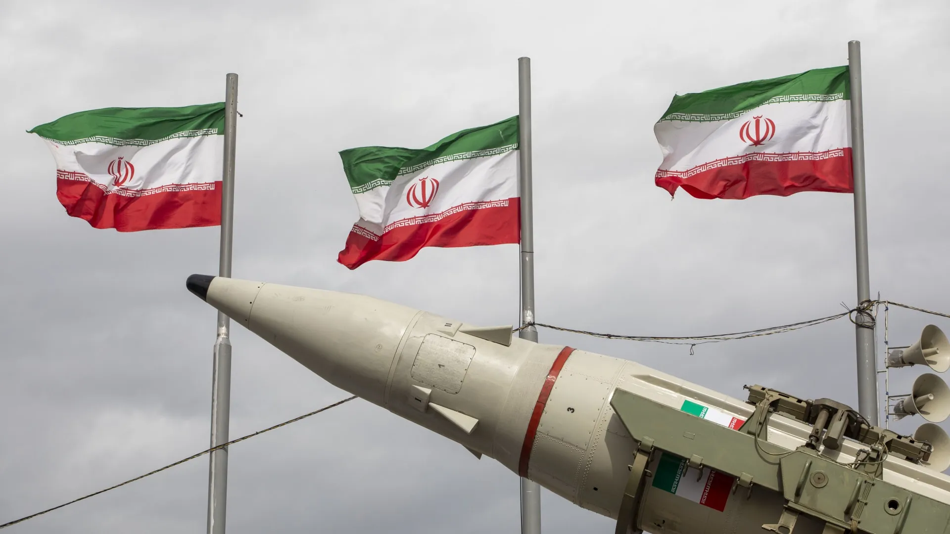 إيران تعلن بدء هجوم ضد قواعد أمريكية.. وصافرات الإنذار تدوي في البحرين