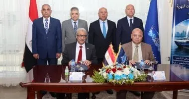 وزير النقل ورئيس هيئة قناة السويس ومحافظ القاهرة يشهدون توقيع عقد بناء 5 أتوبيسات