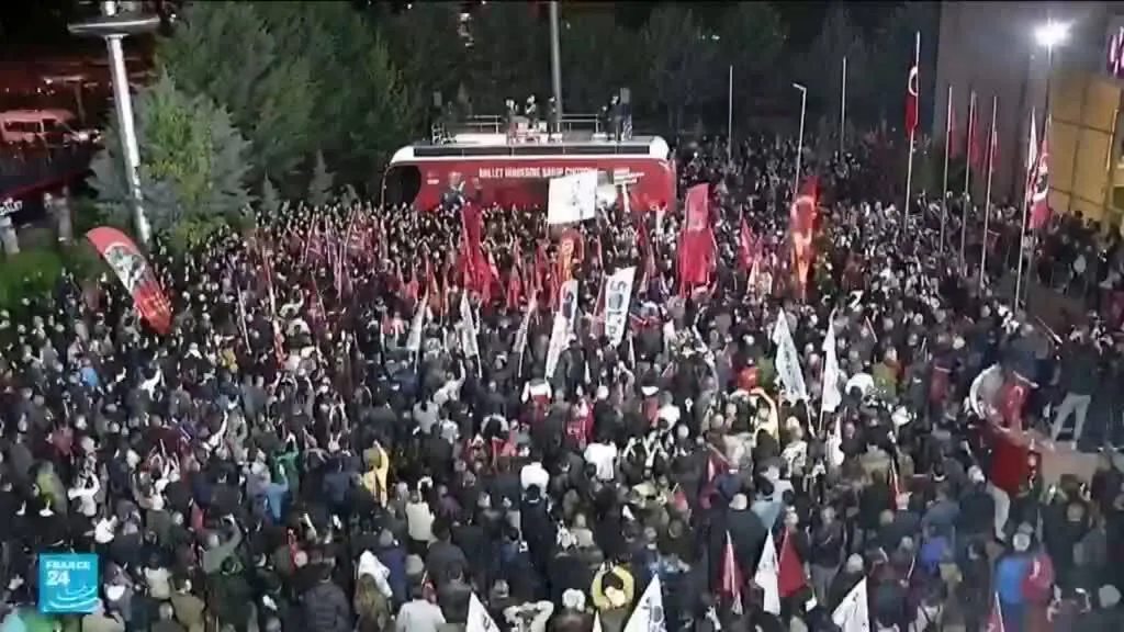 مظاهرات في تركيا بعد قرار إبطال انتخاب أوزغور أوزيل على رأس حزب الشعب المعارض