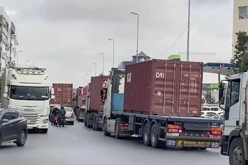 فوضى الشاحنات الثقيلة بالبيضاء