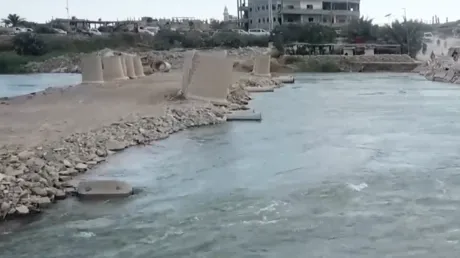 سوريا.. خروج  الجسر الترابي الذي يربط مدينة دير الزور بريفها عن الخدمة إثر ارتفاع منسوب "الفرات"-صور