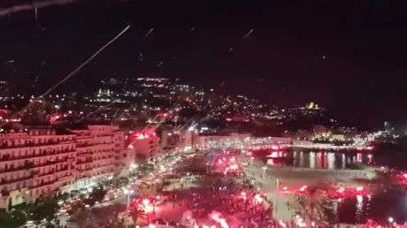 سماء الجزائر تشتعل بالأحمر احتفالا بفوز مولودية الجزائر بالبطولة الوطنية لكرة القدم