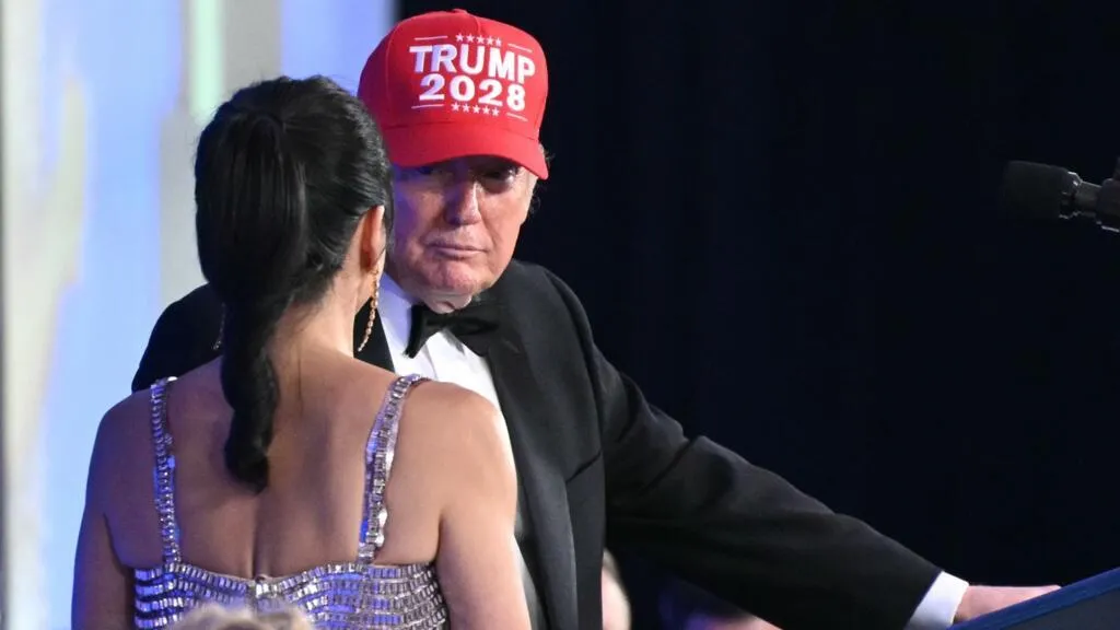 ترامب يندد بـ"الإعلام الكاذب" خلال عشاء مراسلي البيت الأبيض ويلمح إلى ترشحه لولاية ثالثة