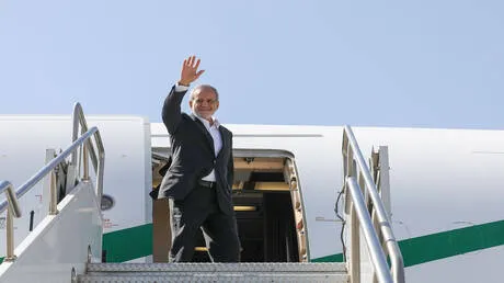 الرئيس الإيراني يغادر النجف عائدا إلى طهران بعد مشاركته في مراسم استقبال جثمان خامنئي