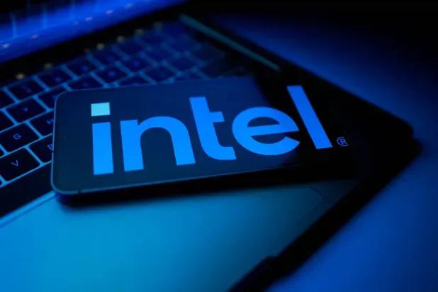 «إنتل» تعتزم جمع 15 مليار دولار عبر طرح أسهم لتمويل توسعها في تصنيع الرقائق