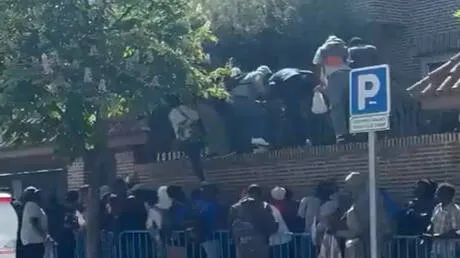 "فوضى عارمة في إسبانيا: مهاجرون يقتحمون السفارة الغامبية وخدمات الاجتماعية على شفا الانهيار"