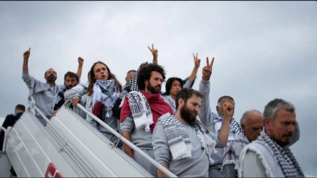 وصول ناشطي "أسطول الصمود" إلى تركيا بعد ترحيلهم من إسرائيل وسط انتقادات دولية