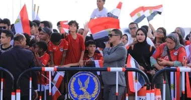 آلاف الجماهير ونجوم الفن والسياسة ينتظرون طائرة المنتخب بمطار العلمين الجديدة.. صور