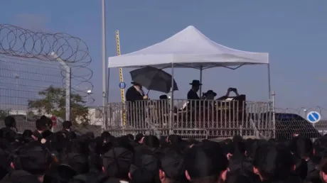 الآلاف من الحريديم يتظاهرون في القدس ضد سجن حسيدي رفض التجنيد