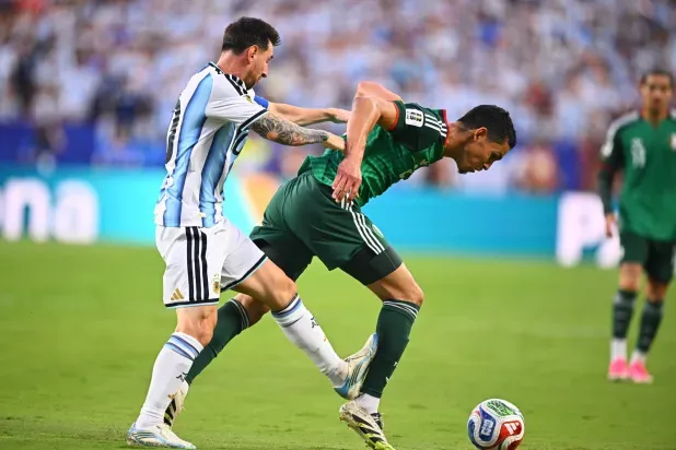 «فيفا» يعاقب حكم فيديو مباراة الأرجنتين والجزائر