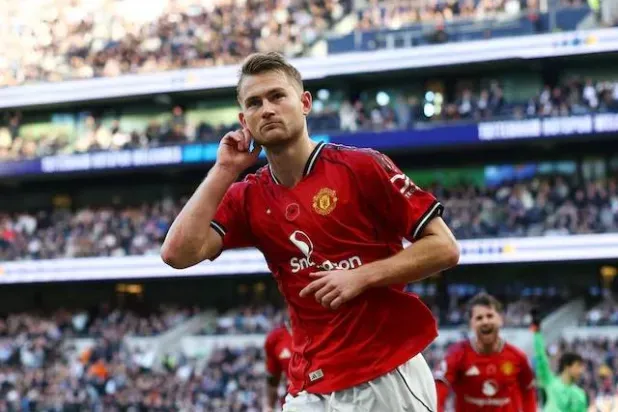 دي ليخت لاعب مانشستر يونايتد يكثف برنامجه التأهيلي