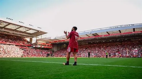 "سجدة أخيرة".. محمد صلاح يخرج من "أنفليد" باكيا (فيديو- صورة)