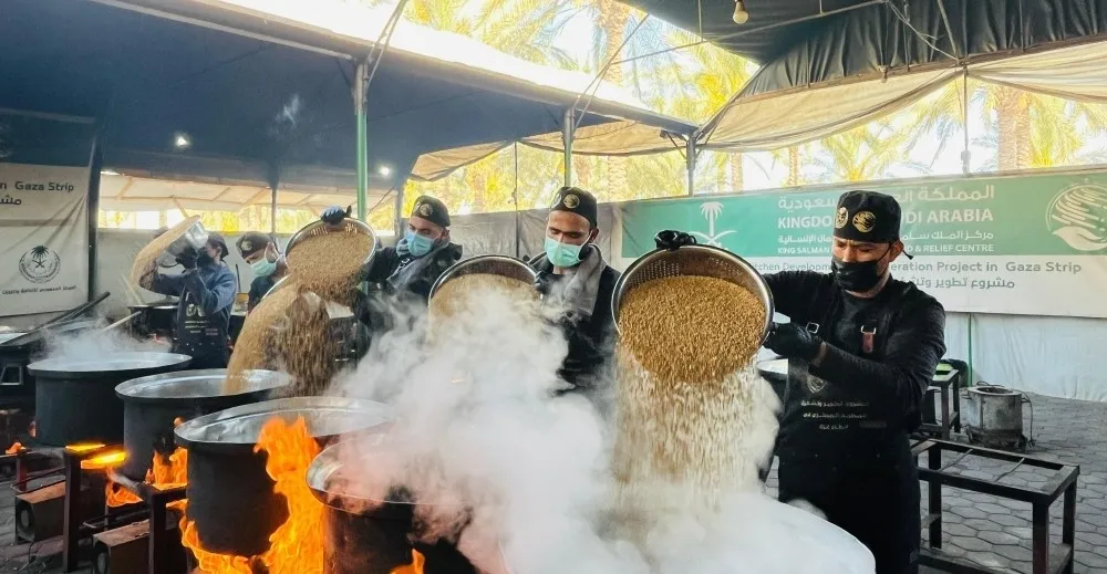 استفاد منها 24.800 فرد.. مركز الملك سلمان يوزع وجبات ساخنة في غزة