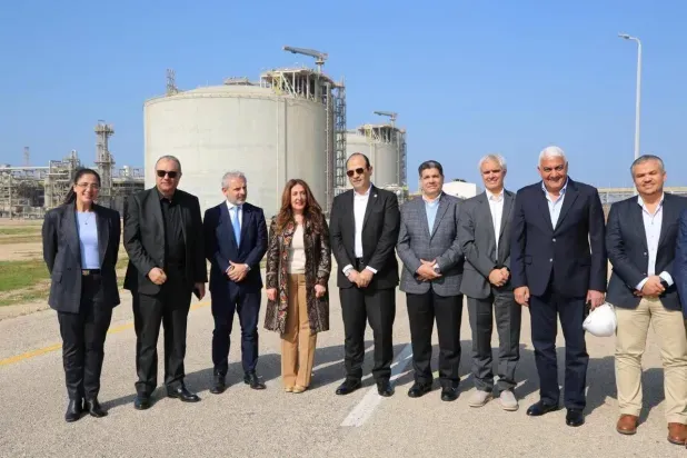 مصر: حريق على سفينتي تغييز وتخزين بميناء دمياط... ولا خسائر بشرية