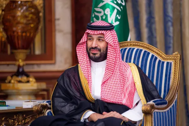 ولي العهد يستقبل وفد تكريم خادم الحرمين تقديراً لدعمه جمعيات تحفيظ القرآن