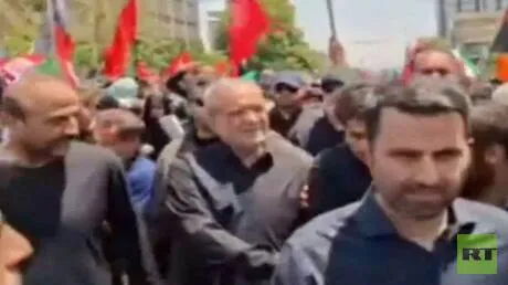 بلباس أسود .. بزشكيان يشارك وسط الحشود في تشييع خامنئي بطهران