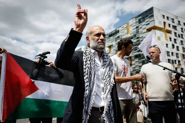 لجنة استشارية فرنسية ترفض ترحيل الناشط الفلسطيني رامي شعث