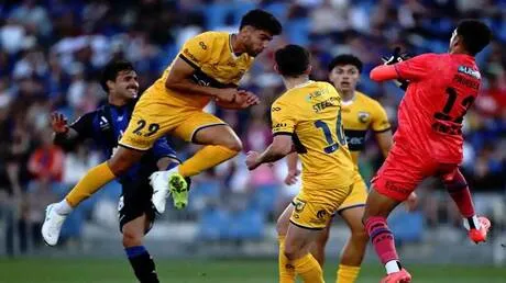 شاهد.. ثعبان عملاق يقتحم مركز تدريبات ناد أسترالي (فيديو)