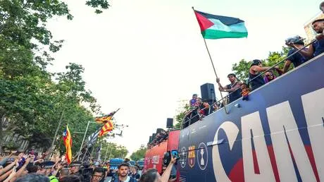 رئيس وزراء إسبانيا ردا على وزير الدفاع الإسرائيلي: نفخر بلامين جمال لرفعه العلم الفلسطيني