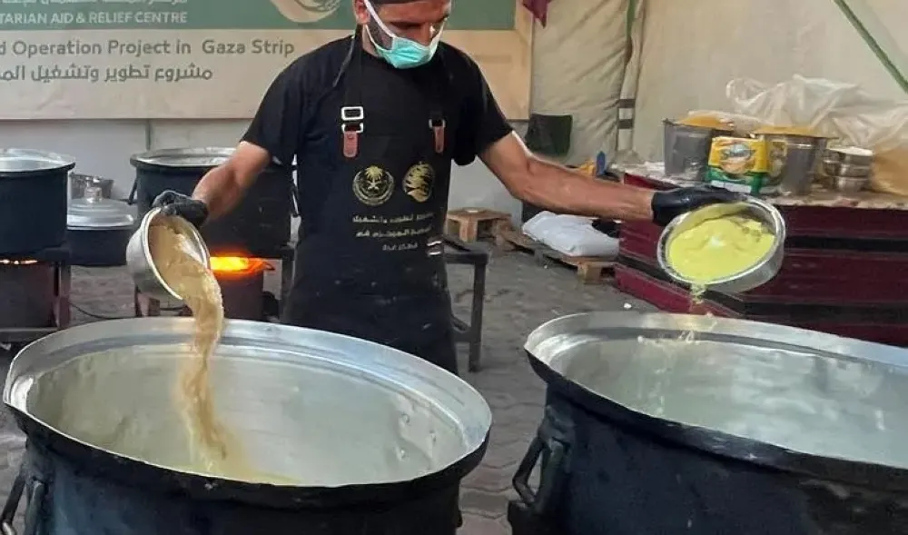 استفاد منها 24,850 فردا.. السعودية تواصل توزيع الوجبات الساخنة في غزة