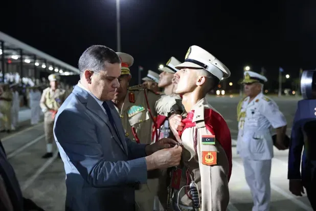 سجال الدبيبة وحفتر بشأن دور الجيش الليبي يلقي بظلاله على مبادرة بولس
