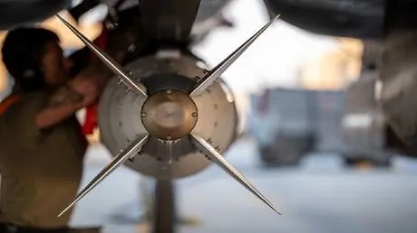 إيران.. تفكيك قنبلة GBU-39 استقرت على عمق 13 مترا تحت مبنى سكني (صورة)