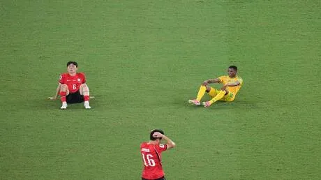 شوهد في المطار متنكرا.. مدرب يعود هاربا إلى أمريكا بعد تهديدات بالقتل بسب خروج منتخبه من المونديال