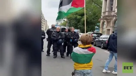 برلين.. طفلان يحملان العلم الفلسطيني أمام الشرطة الألمانية