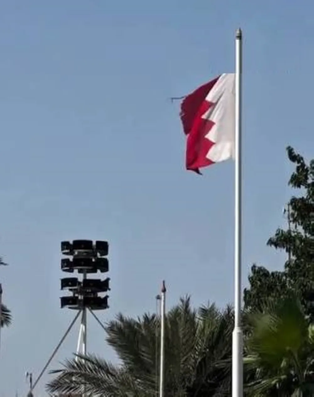 البحرين.. إطلاق صافرات الإنذار ومطالبة الجميع بالتوجه إلى أقرب مكان آمن
